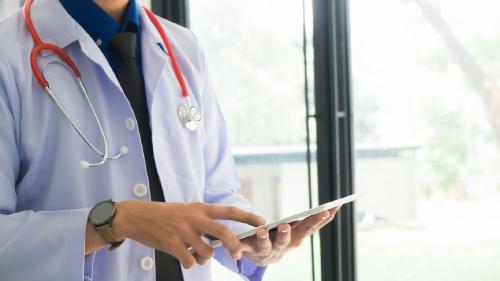 /img/doctor_with_ipad.jpg
