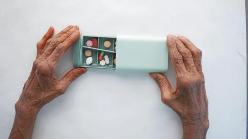 /img/hands_on_pillbox.jpg